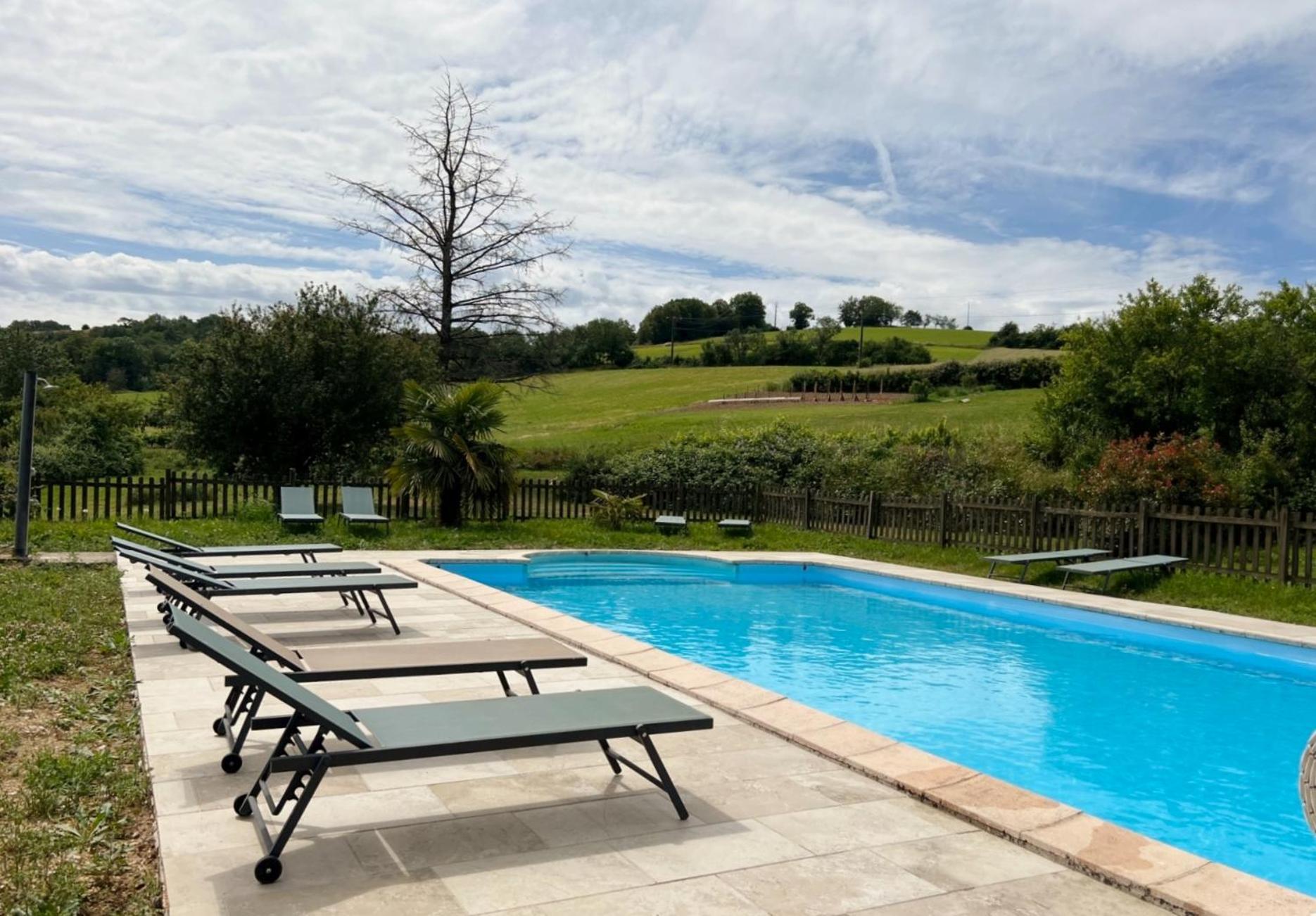 Gites & Chambres D'Hotes Peyrecout Laparrouquial Bagian luar foto